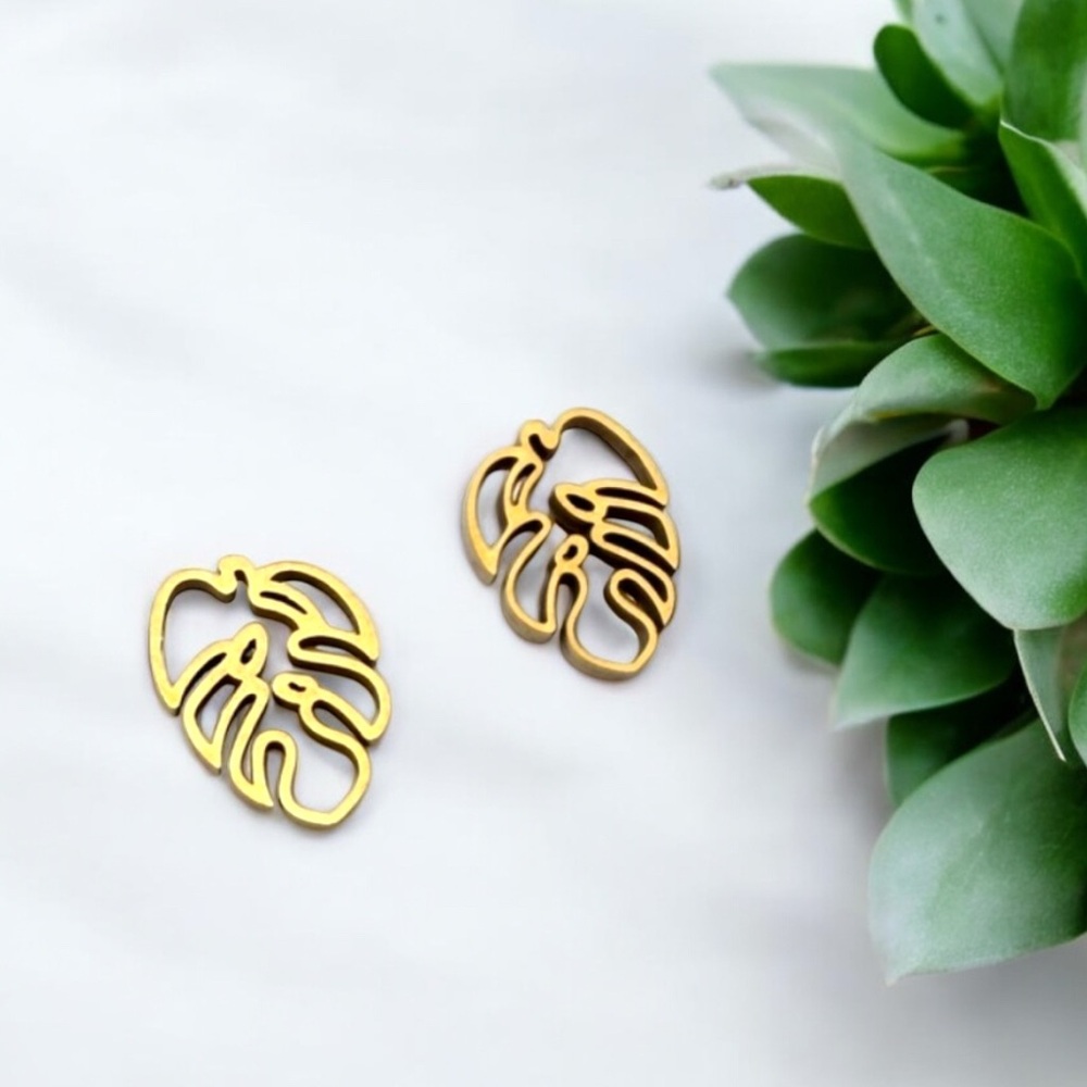 ⭐️ 2/$20 earring sets ⭐️ 
Gold Leaf Earrings Monstera
